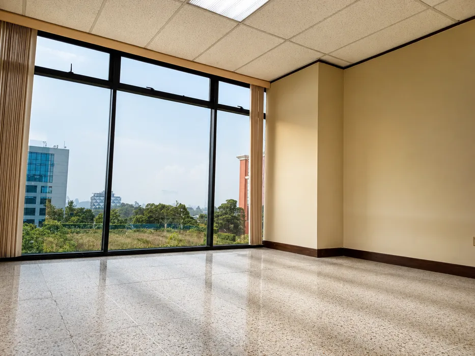 Pasillo de oficinas corporativas